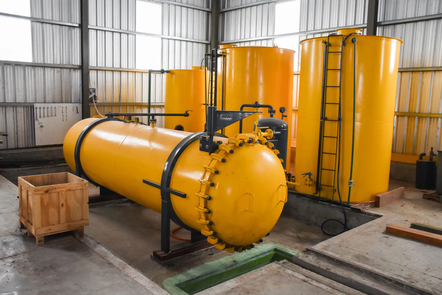Autoclave de impregnación CCA y tanques de solución en la planta de TEXEL Maderas